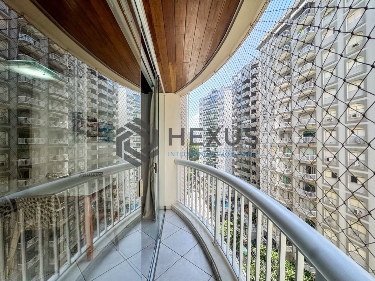 Foto 11 de Apartamento reformado com varanda e lazer a 100m da praia nas Pitangueiras, Guarujá