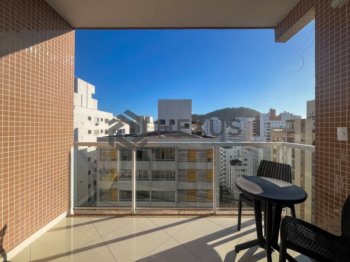 Foto 12 de Apartamento com varanda vista mar na beira mar da praia nas Pitangueiras, Guarujá