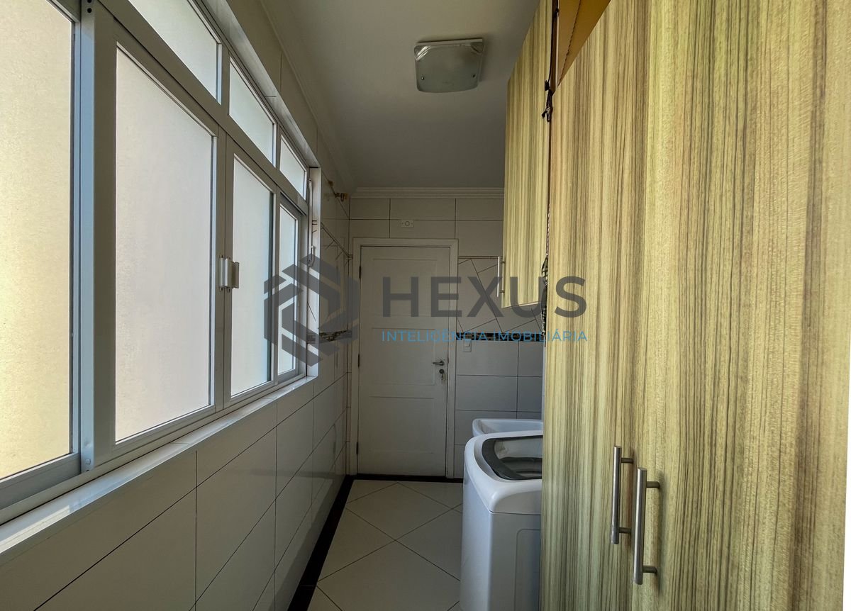 Foto 35 de Apartamento com varanda vista mar na beira mar da praia nas Pitangueiras, Guarujá
