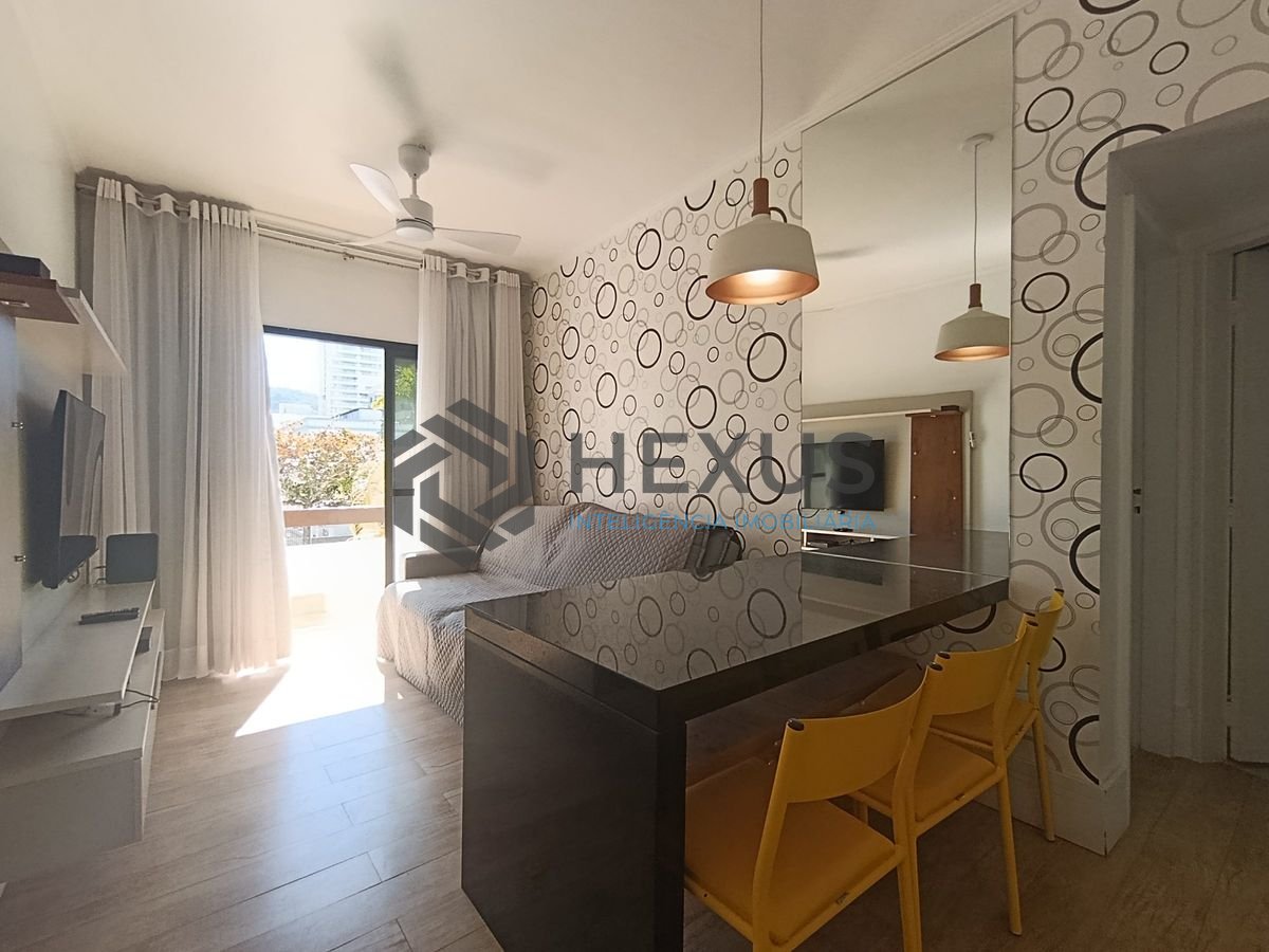 Foto 4 de Apartamento reformado com varanda e lazer a 150m da praia na região do Aquário na Enseada, Guarujá