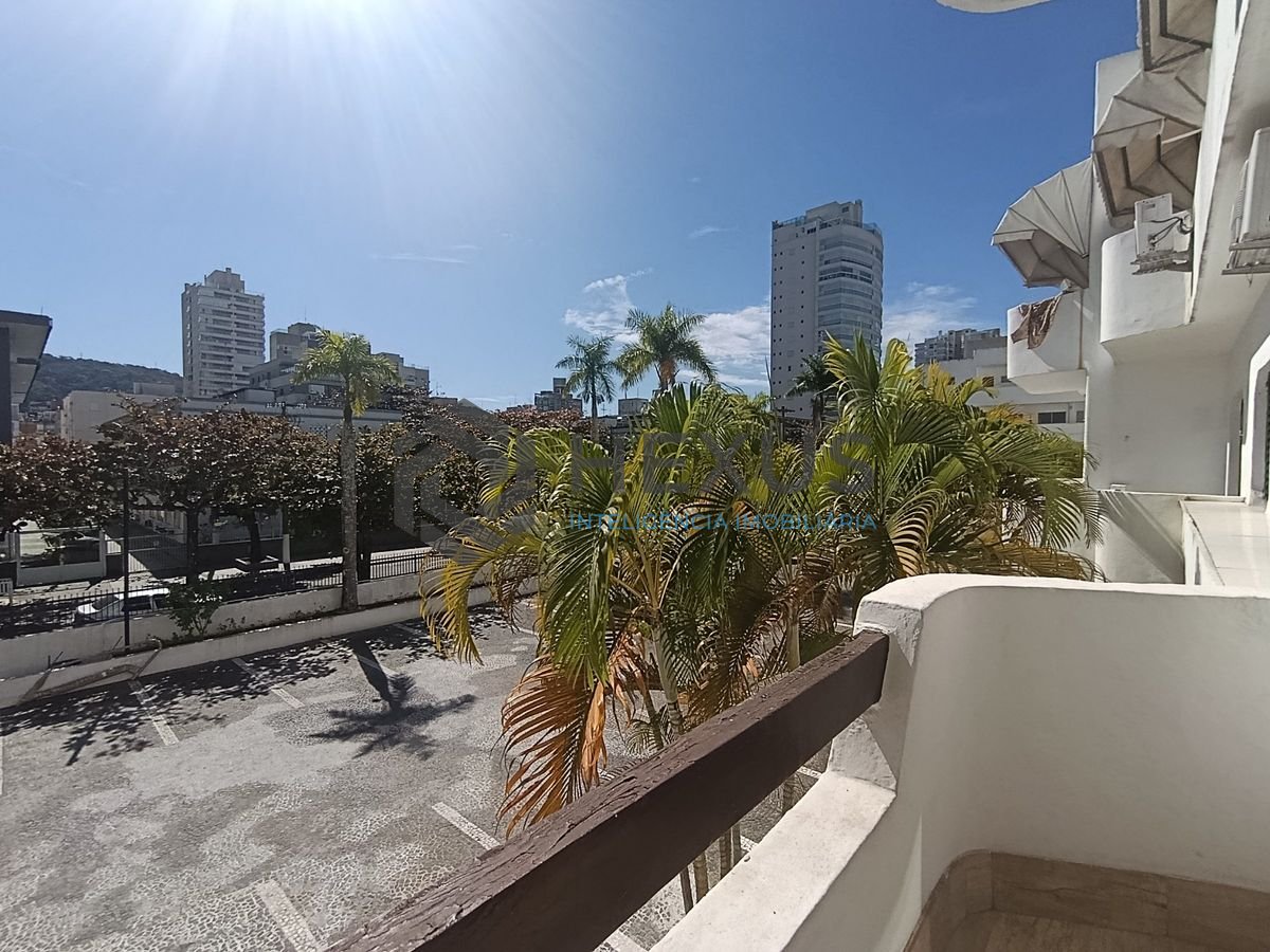 Foto 6 de Apartamento reformado com varanda e lazer a 150m da praia na região do Aquário na Enseada, Guarujá