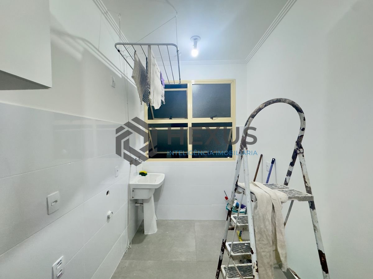 Foto 12 de Apartamento reformado com varanda e lazer na Enseada, Guarujá