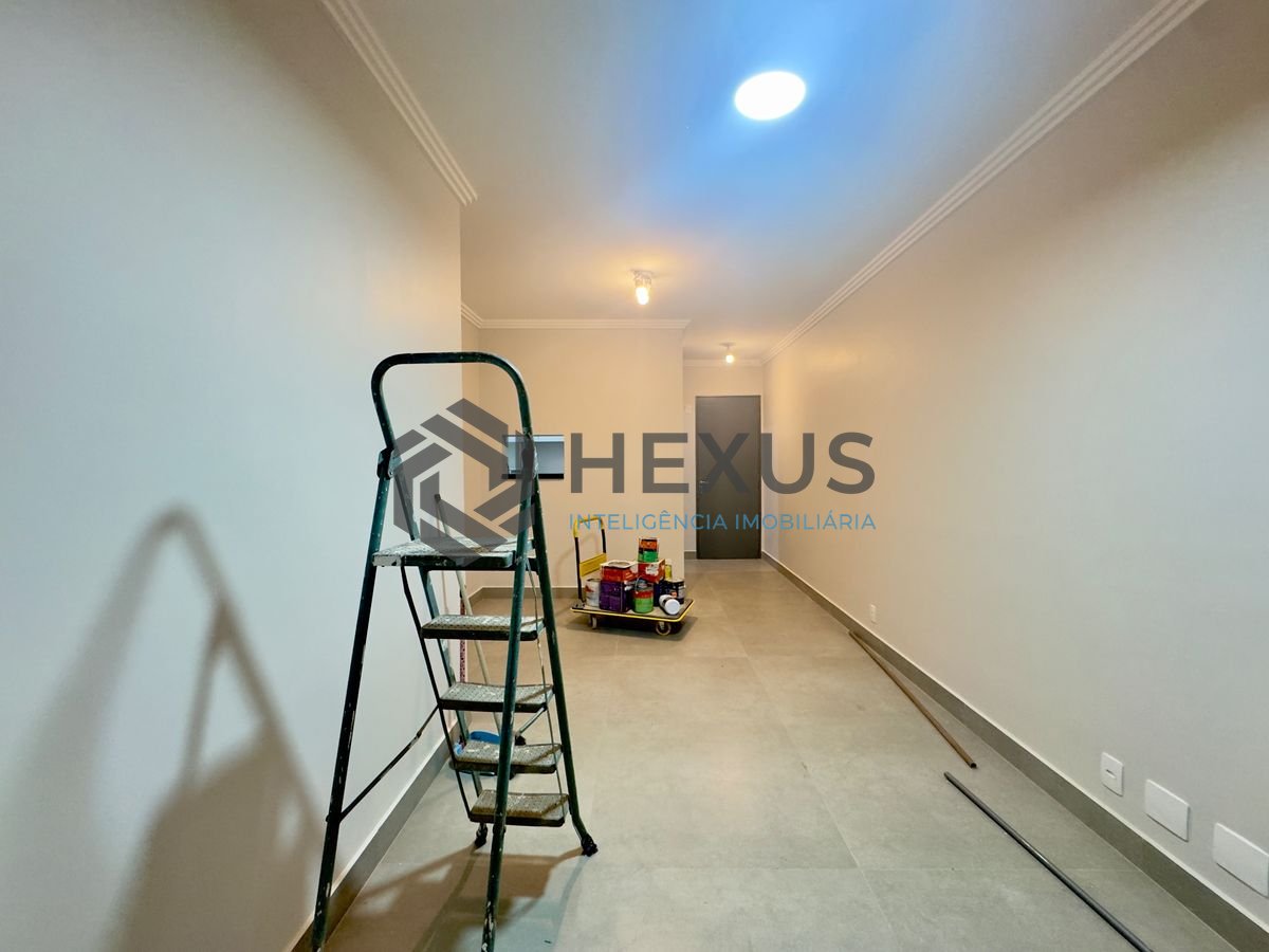 Foto 2 de Apartamento reformado com varanda e lazer na Enseada, Guarujá
