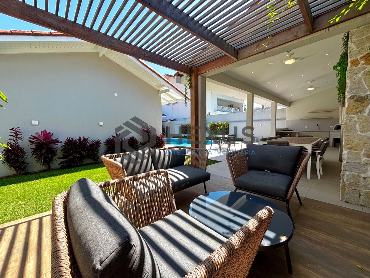 Foto 2 de Casa reformada com piscina e área gourmet no Jardim Acapulco, Guarujá