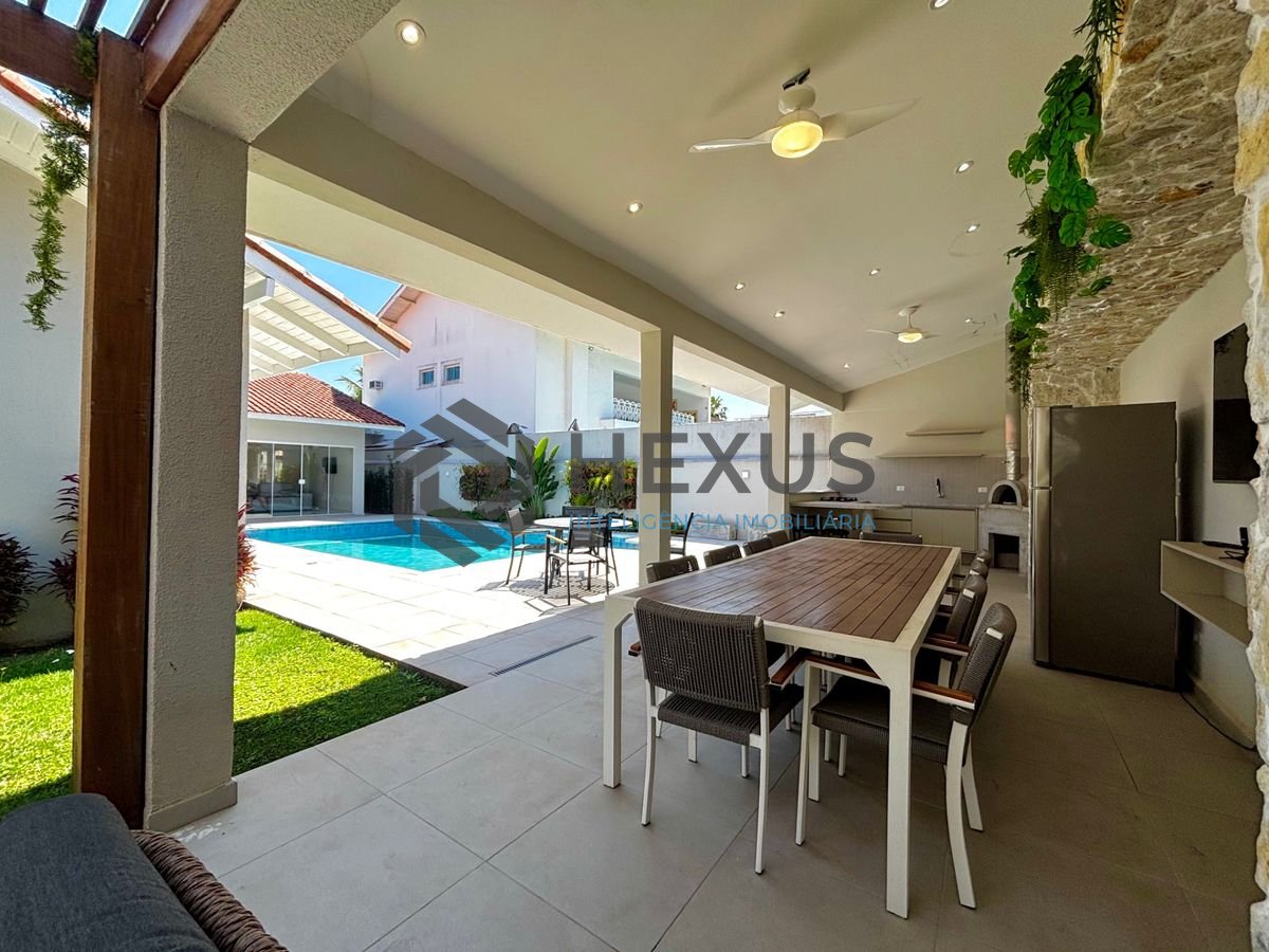Foto 3 de Casa reformada com piscina e área gourmet no Jardim Acapulco, Guarujá