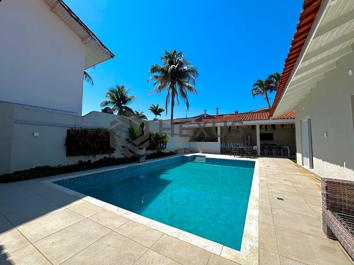 Foto 9 de Casa reformada com piscina e área gourmet no Jardim Acapulco, Guarujá