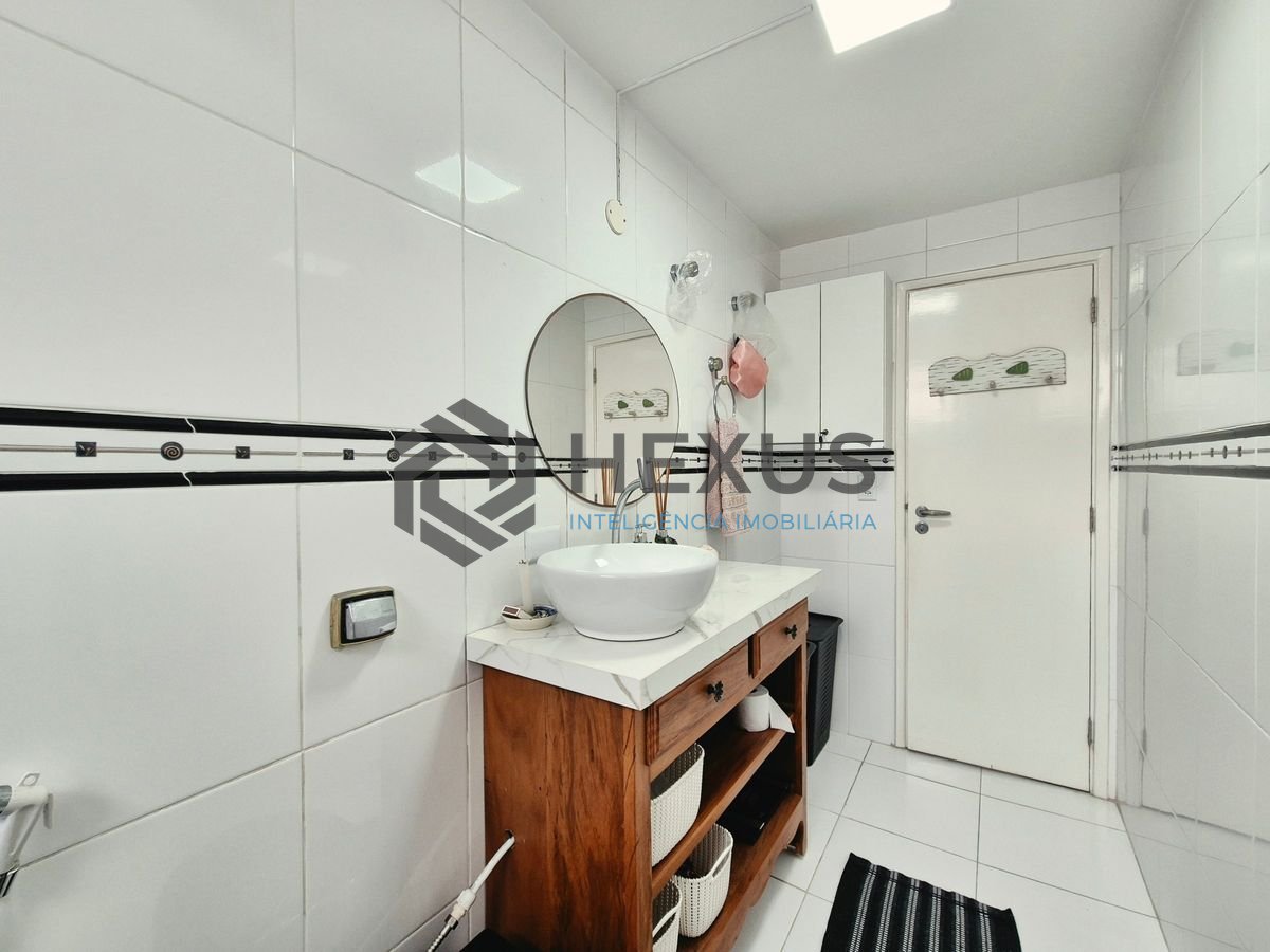 Foto 16 de Apartamento com varanda vista mar a 1 quadra da praia nas Pitangueiras, Guarujá
