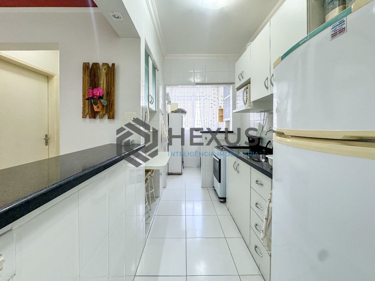 Foto 15 de Apartamento com varanda a 2 quadras da praia nas Pitangueiras, Guarujá