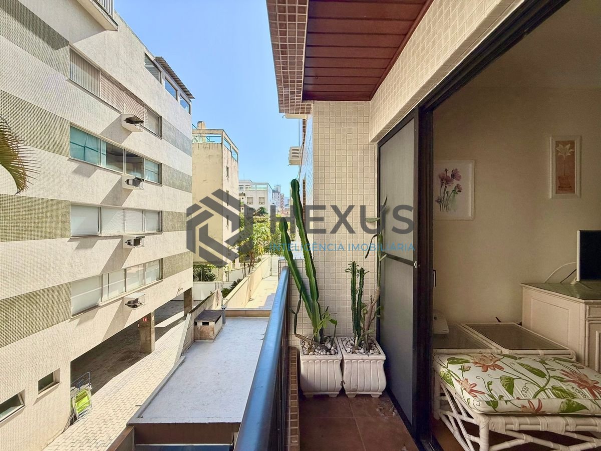 Foto 3 de Apartamento com varanda e lazer a 350m da praia na região do Central Park na Enseada, Guarujá