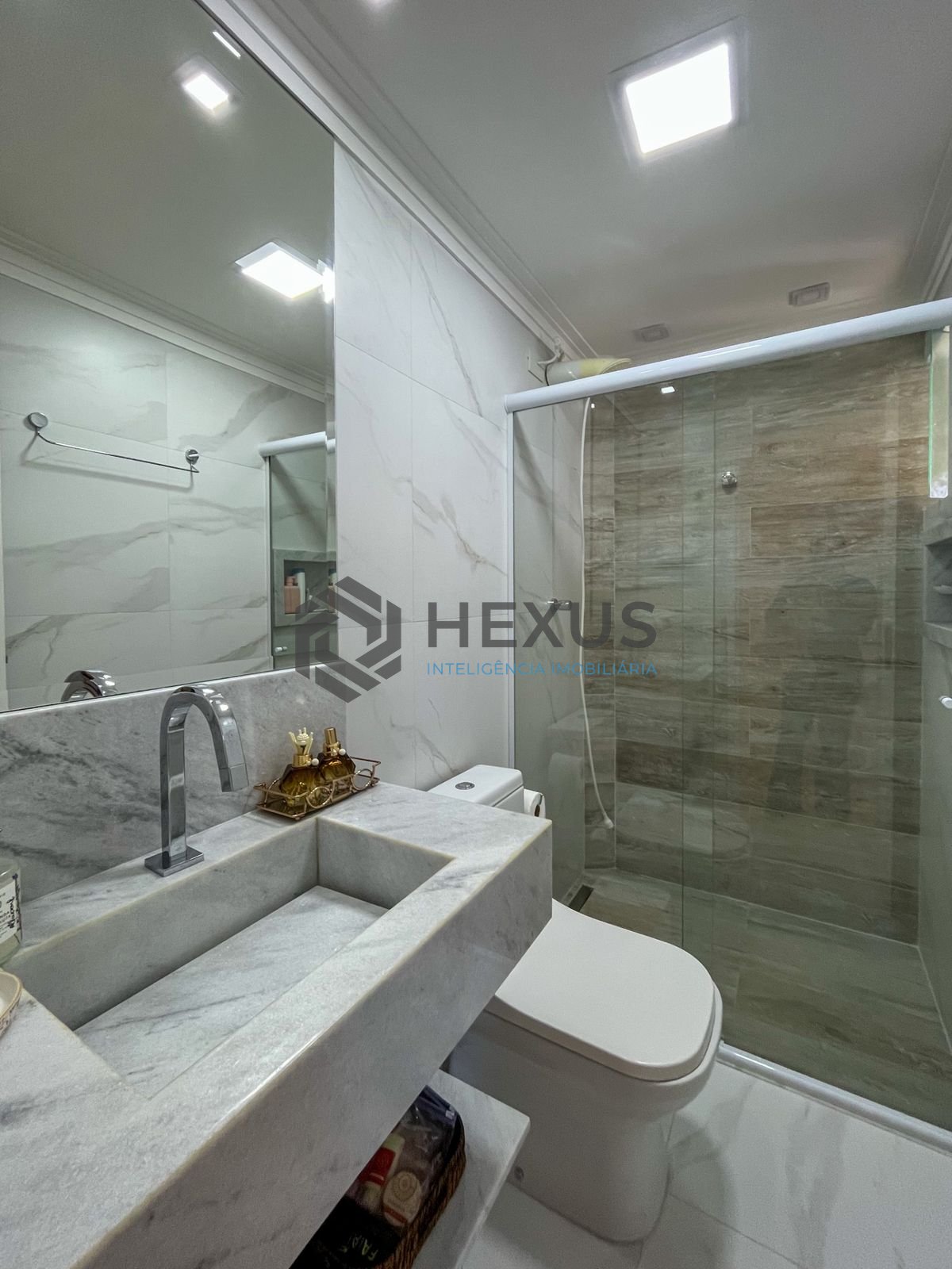 Foto 19 de Apartamento com varanda e lazer na beira mar da Praia da Enseada, Guaruja