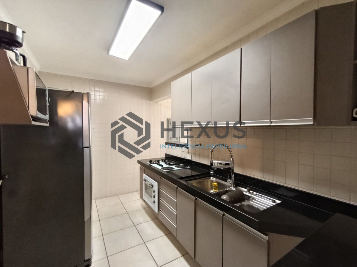 Foto 18 de Apartamento reformado com varanda a 350m da praia na Enseada, Guarujá