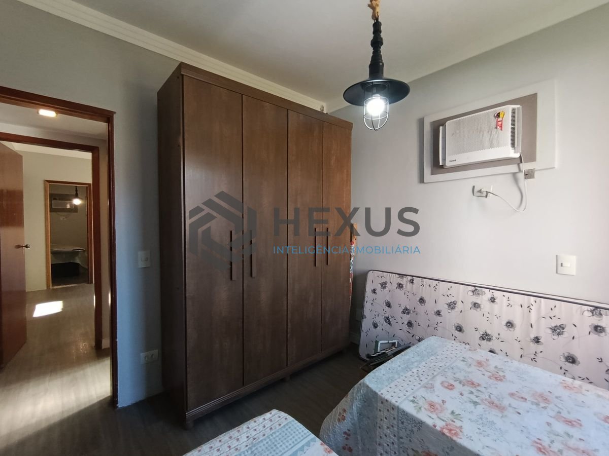 Foto 9 de Apartamento reformado com varanda a 350m da praia na Enseada, Guarujá