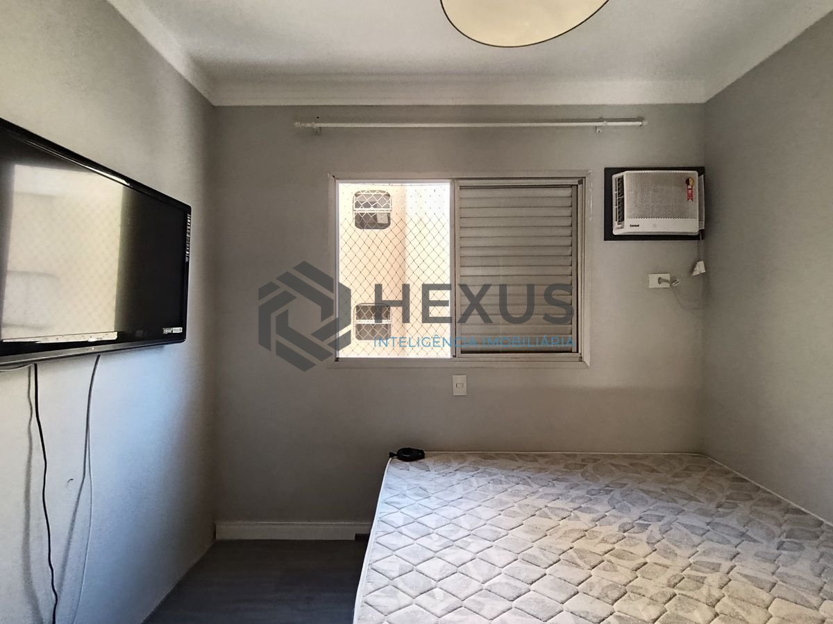 Foto 12 de Apartamento reformado com varanda a 350m da praia na Enseada, Guarujá