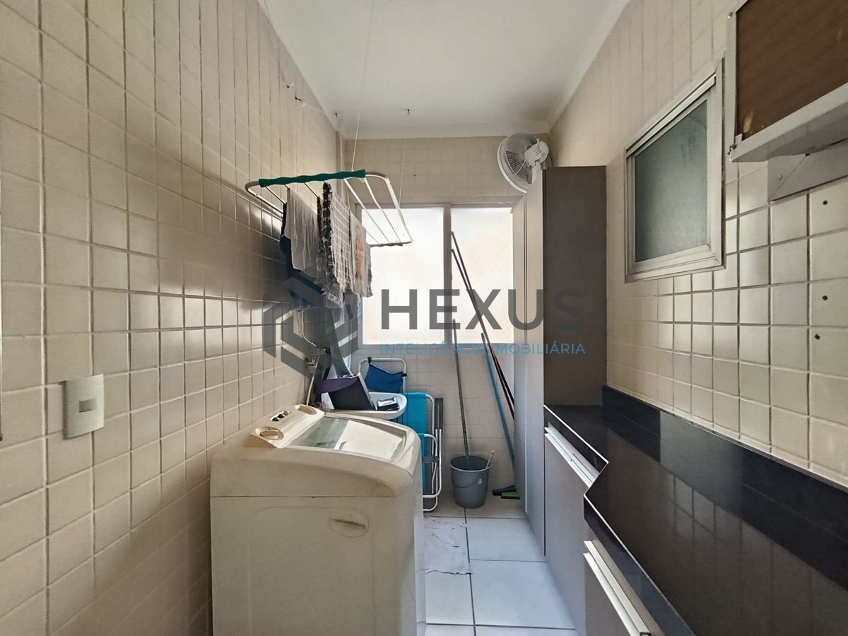 Foto 20 de Apartamento reformado com varanda a 350m da praia na Enseada, Guarujá