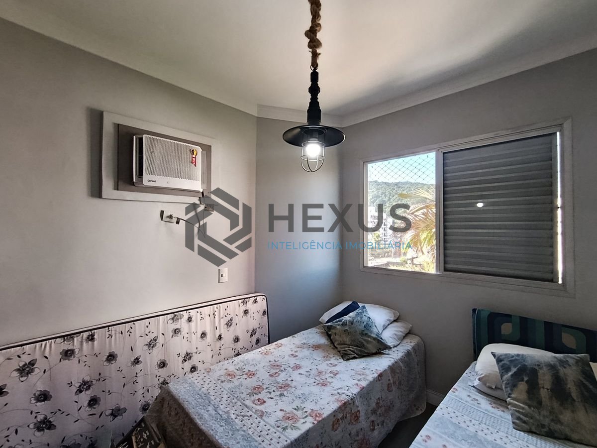 Foto 7 de Apartamento reformado com varanda a 350m da praia na Enseada, Guarujá