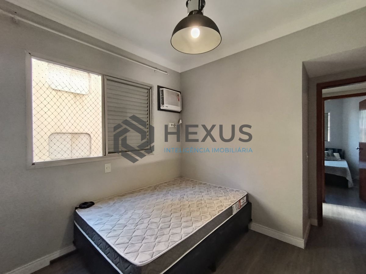 Foto 13 de Apartamento reformado com varanda a 350m da praia na Enseada, Guarujá