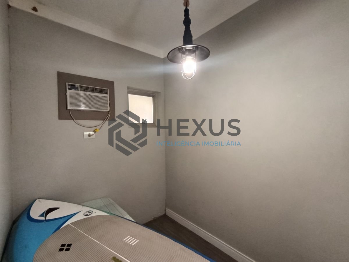 Foto 15 de Apartamento reformado com varanda a 350m da praia na Enseada, Guarujá