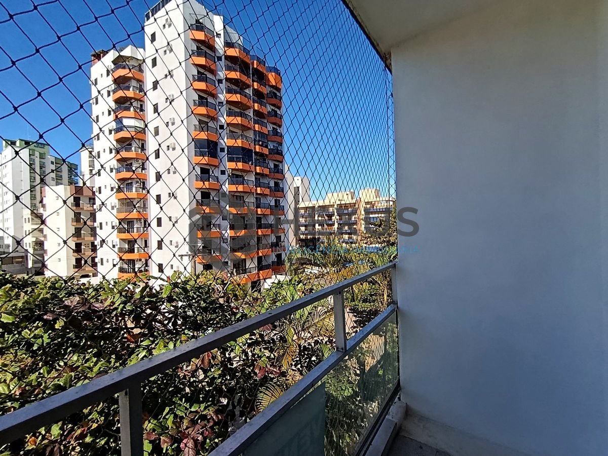 Foto 3 de Apartamento reformado com varanda a 350m da praia na Enseada, Guarujá