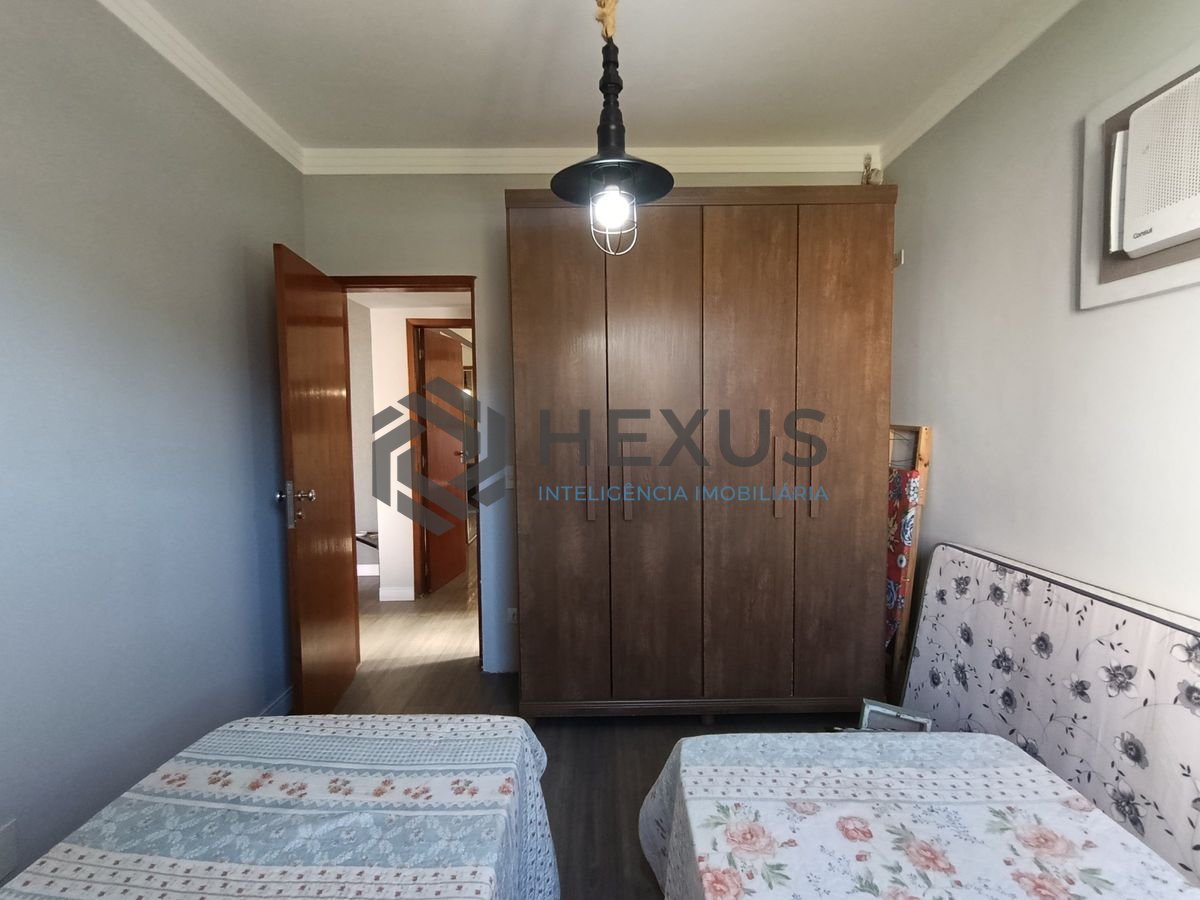Foto 8 de Apartamento reformado com varanda a 350m da praia na Enseada, Guarujá