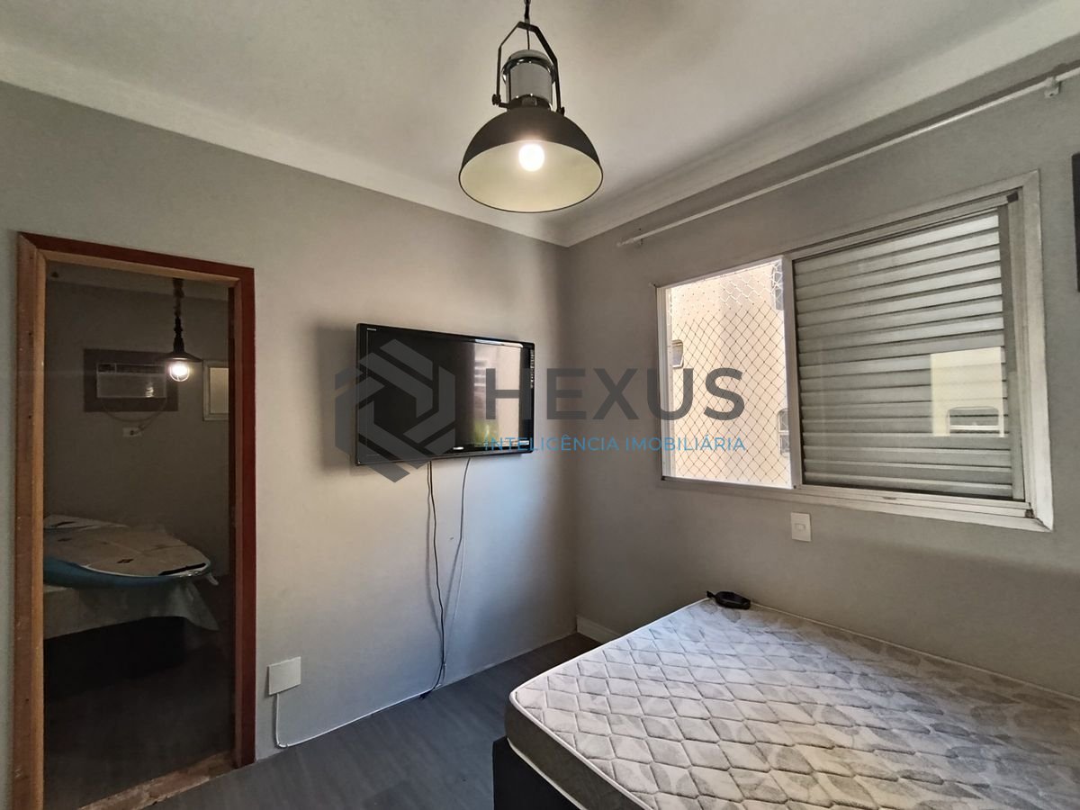 Foto 11 de Apartamento reformado com varanda a 350m da praia na Enseada, Guarujá
