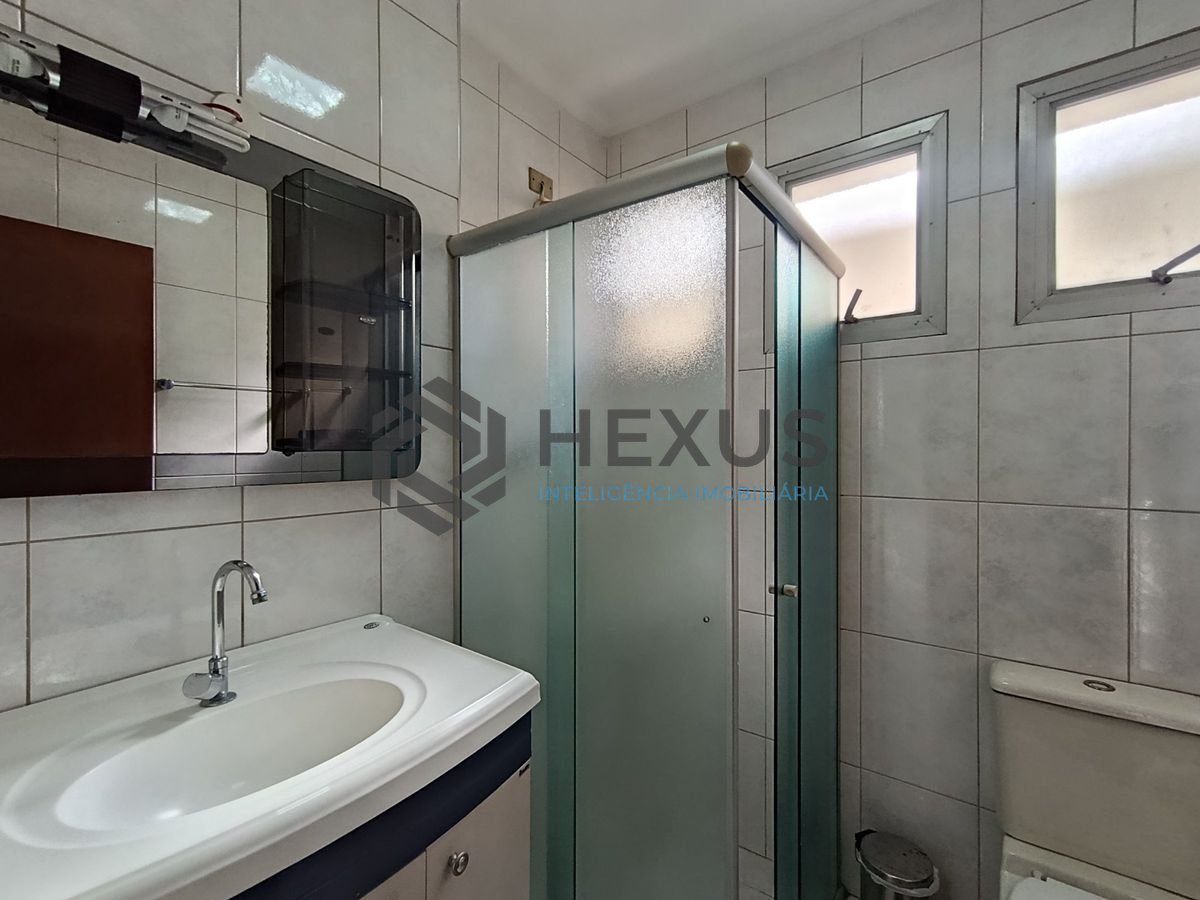 Foto 10 de Apartamento reformado com varanda a 350m da praia na Enseada, Guarujá