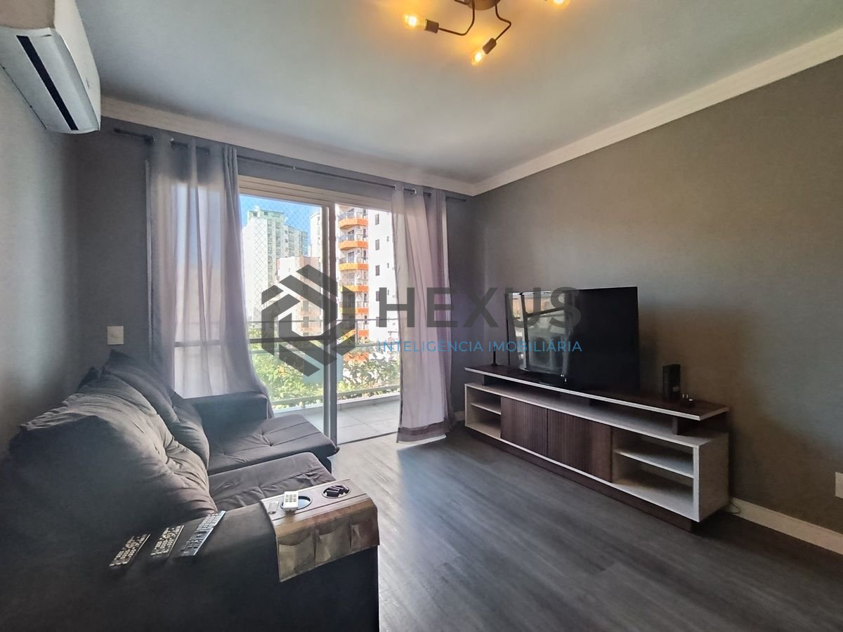 Foto 2 de Apartamento reformado com varanda a 350m da praia na Enseada, Guarujá