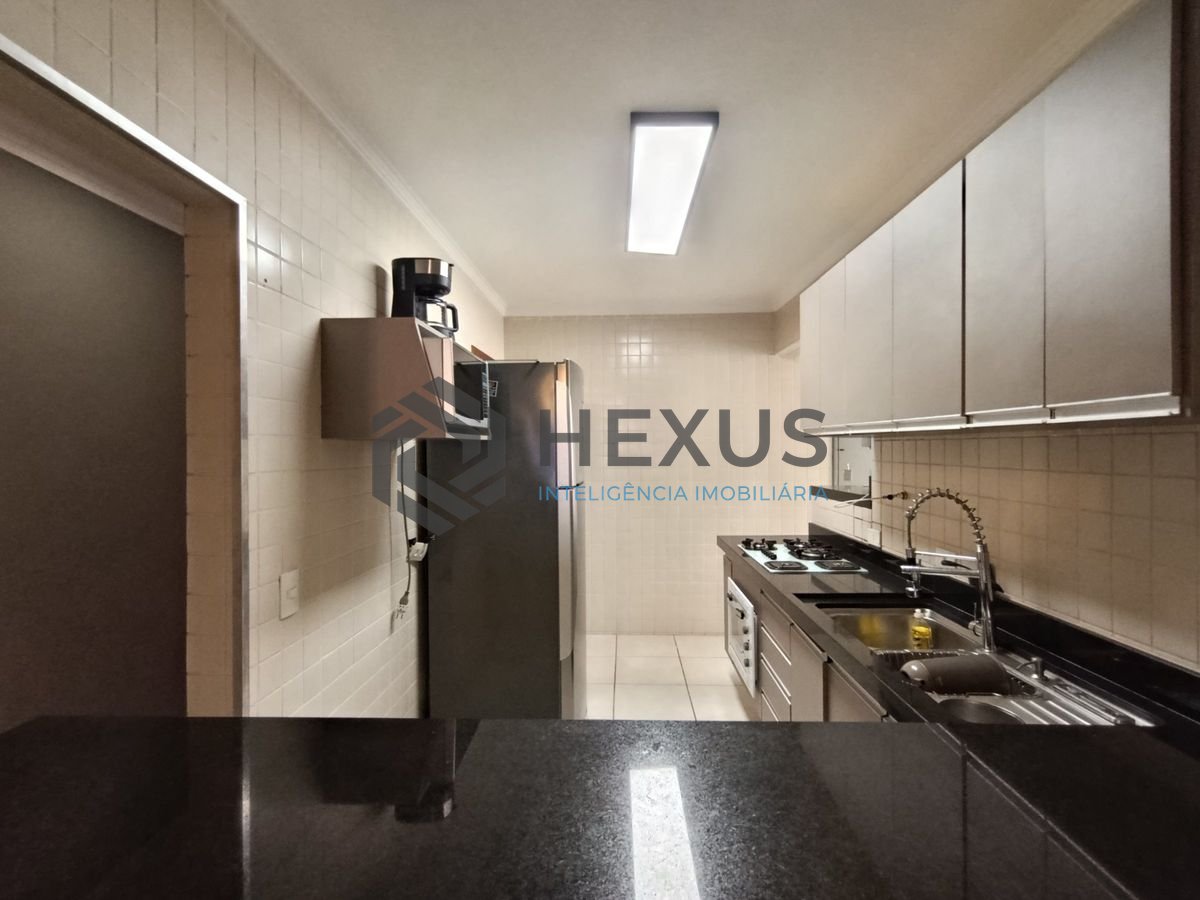 Foto 17 de Apartamento reformado com varanda a 350m da praia na Enseada, Guarujá