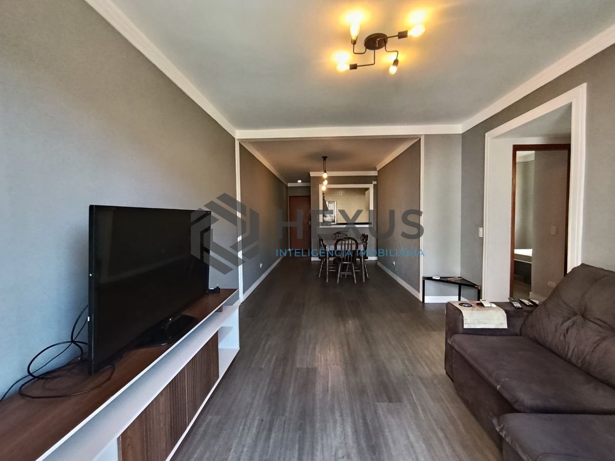 Foto 4 de Apartamento reformado com varanda a 350m da praia na Enseada, Guarujá