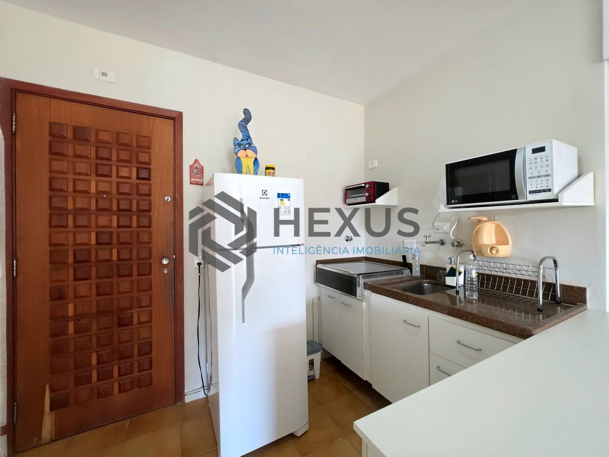 Foto 11 de Apartamento com varanda e lazer a 2 quadras da praia nas Pitangueiras, Guarujá