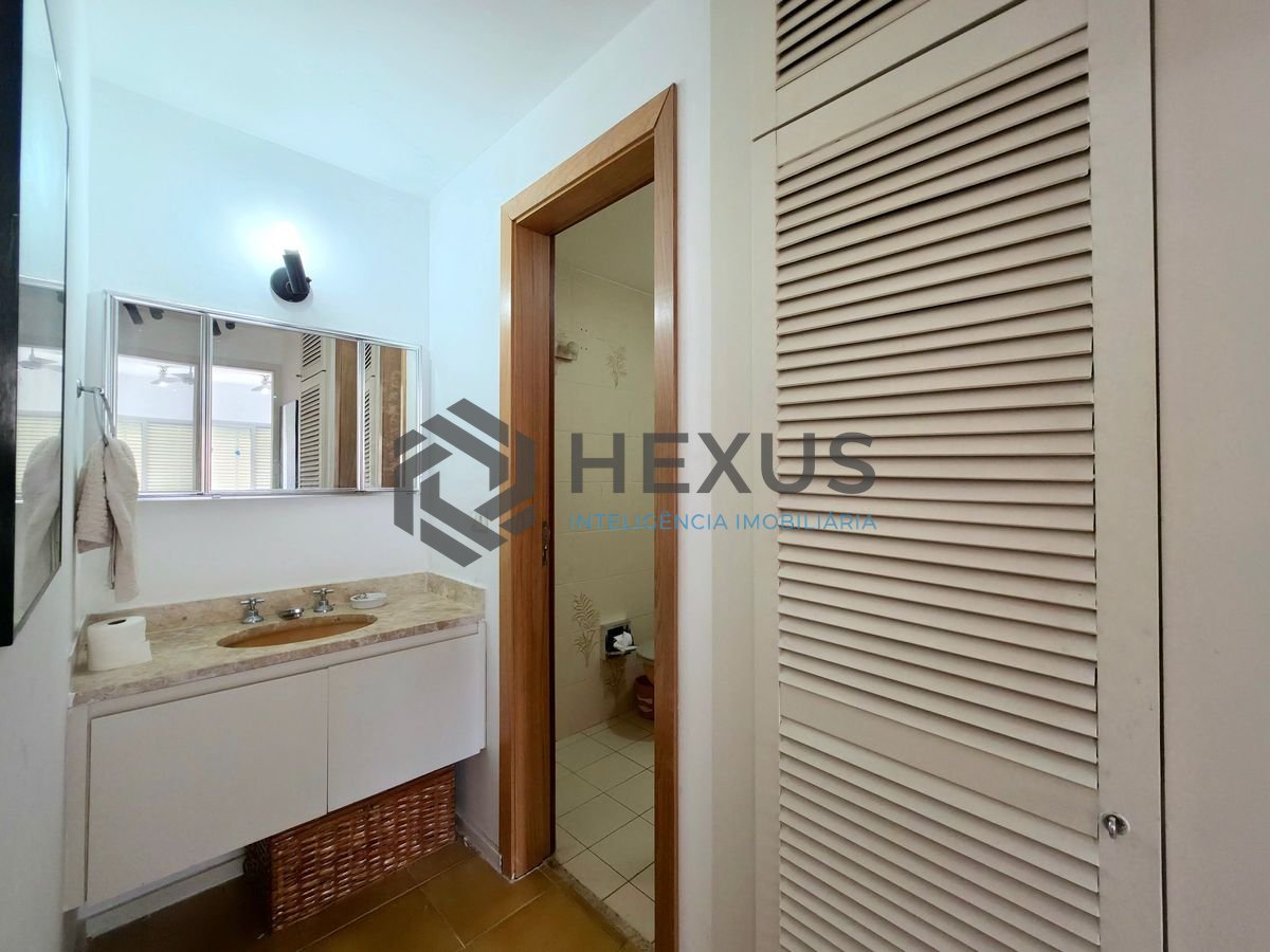 Foto 13 de Apartamento com varanda e lazer a 2 quadras da praia nas Pitangueiras, Guarujá