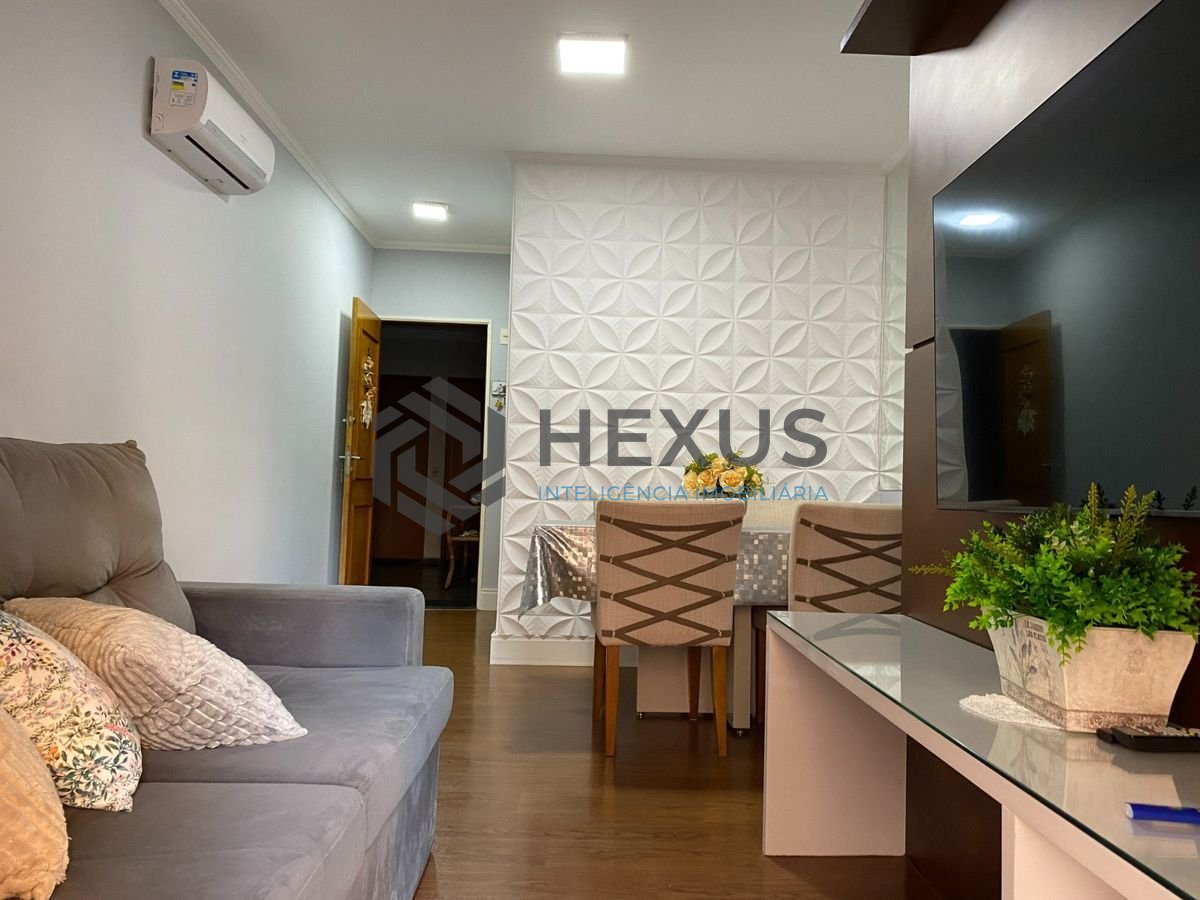 Foto 2 de Apartamento reformado com varanda a 500m da praia na região do Jardim São Miguel na Enseada, Guarujá