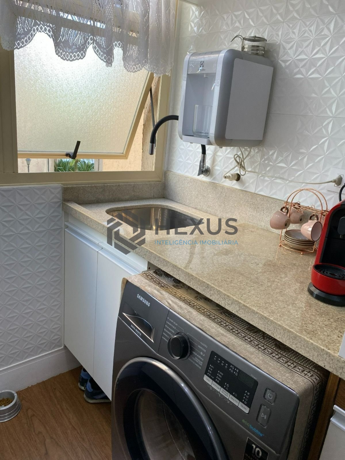 Foto 4 de Apartamento reformado com varanda a 500m da praia na região do Jardim São Miguel na Enseada, Guarujá