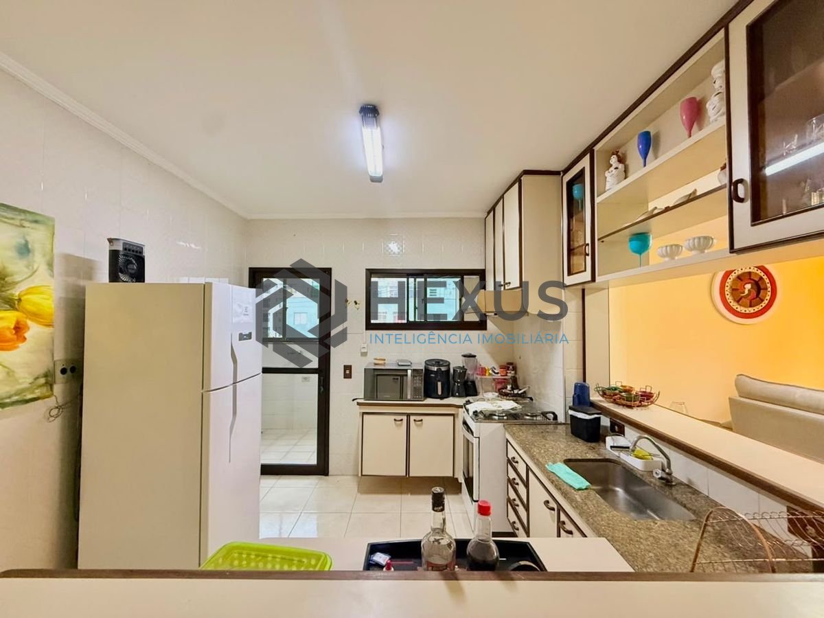 Foto 12 de Apartamento com varanda e lazer a 250m da praia na região do Galhetas no Jardim Astúrias, Guarujá