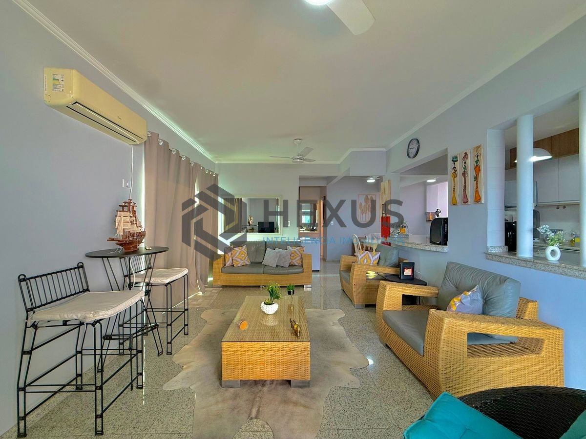 Foto 3 de Cobertura Duplex reformado com varanda vista mar e lazer a 300m da praia na Enseada, Guarujá