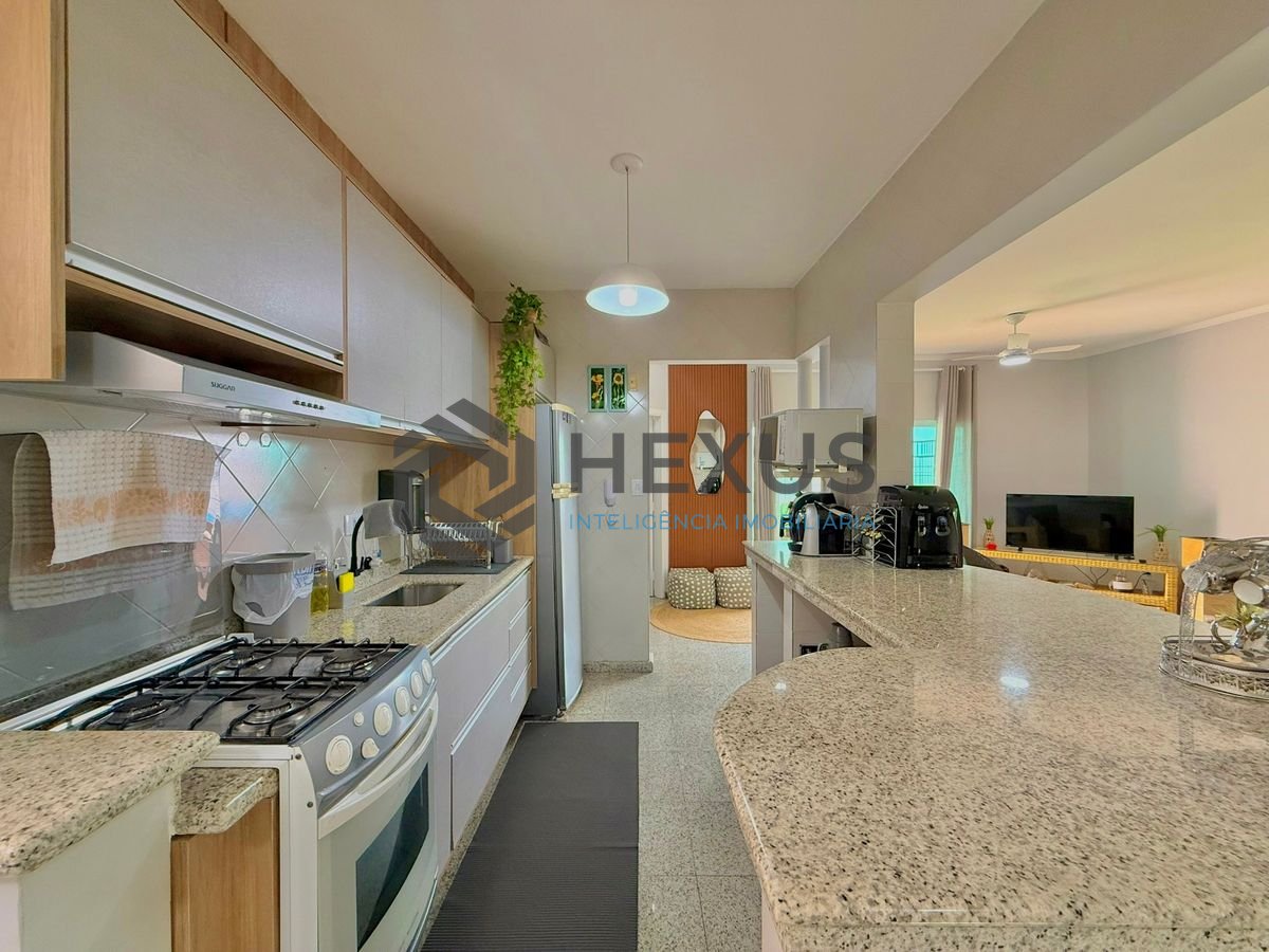Foto 18 de Cobertura Duplex reformado com varanda vista mar e lazer a 300m da praia na Enseada, Guarujá
