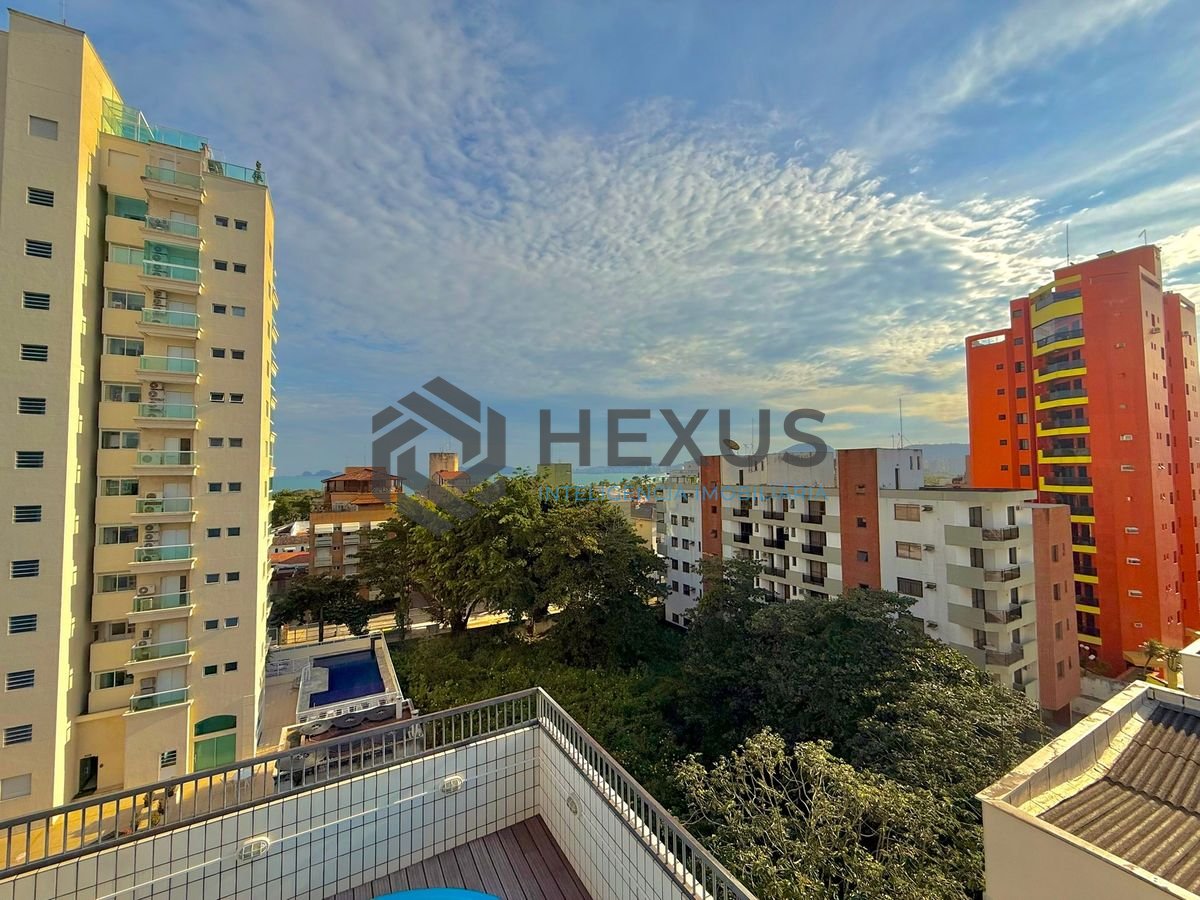 Foto 11 de Cobertura Duplex reformado com varanda vista mar e lazer a 300m da praia na Enseada, Guarujá
