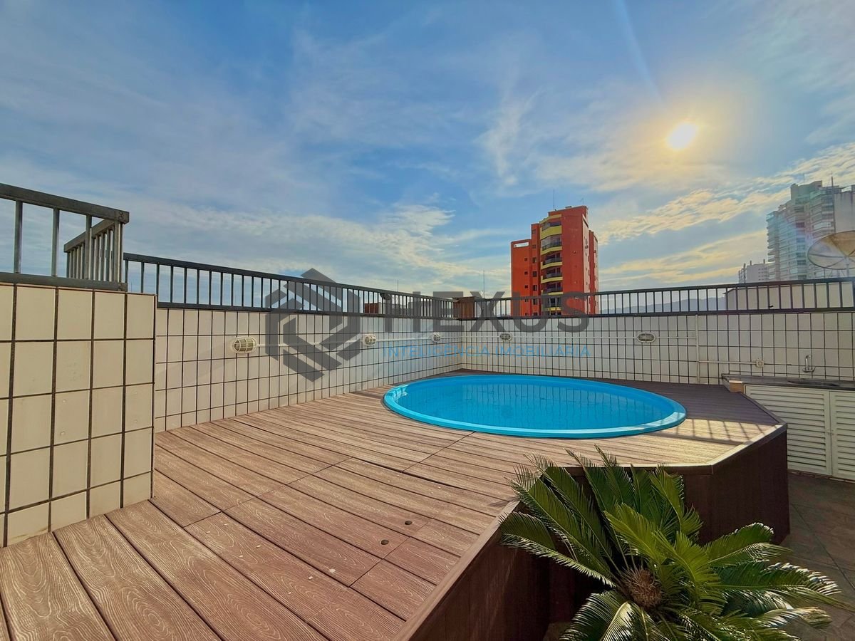 Foto 9 de Cobertura Duplex reformado com varanda vista mar e lazer a 300m da praia na Enseada, Guarujá