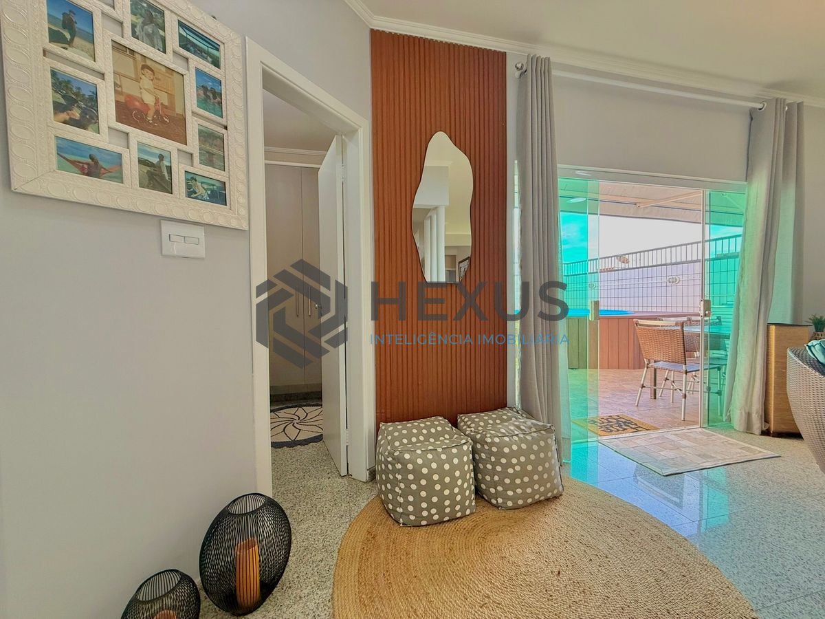 Foto 14 de Cobertura Duplex reformado com varanda vista mar e lazer a 300m da praia na Enseada, Guarujá