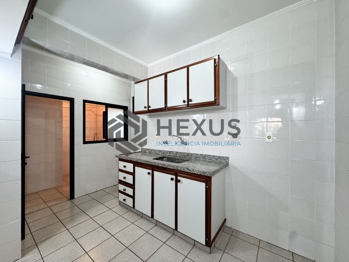 Foto 26 de Apartamento com varanda a 450m da praia no Jardim Astúrias, Guarujá