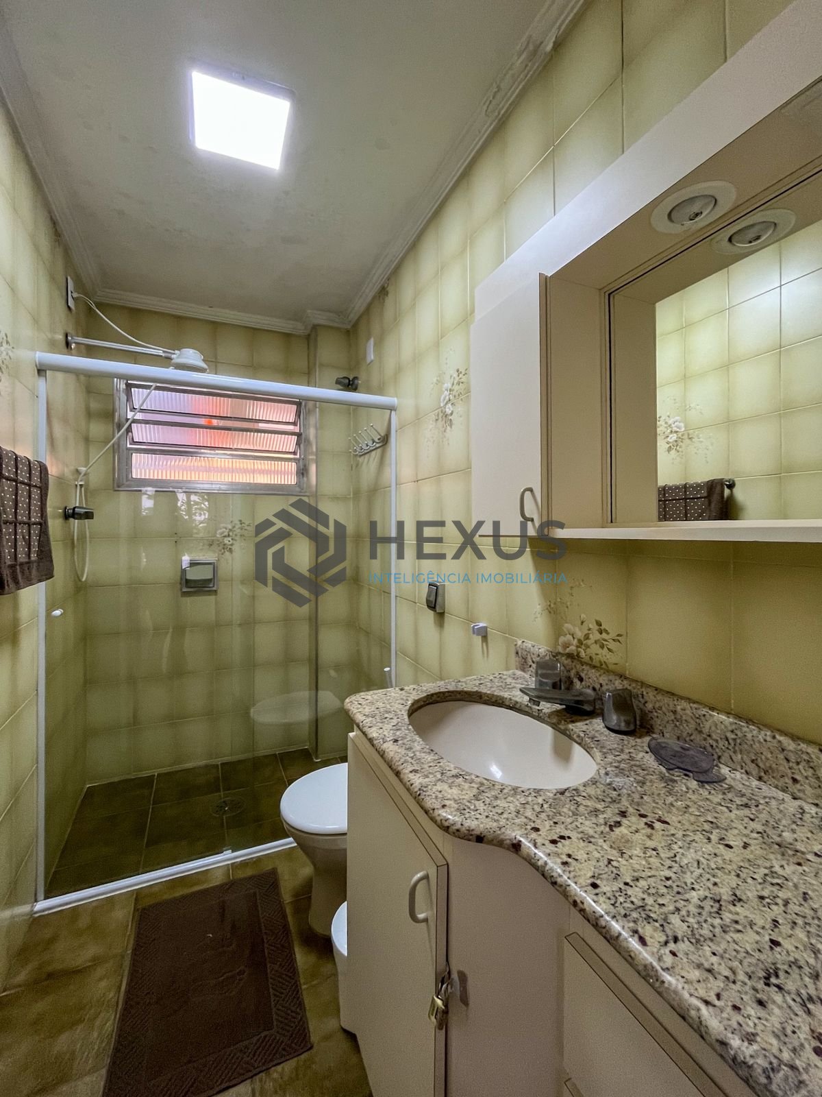 Foto 17 de Apartamento com varanda e lazer a 1 quadra da praia na região da Barra Funda nas Pitangueiras, Guarujá