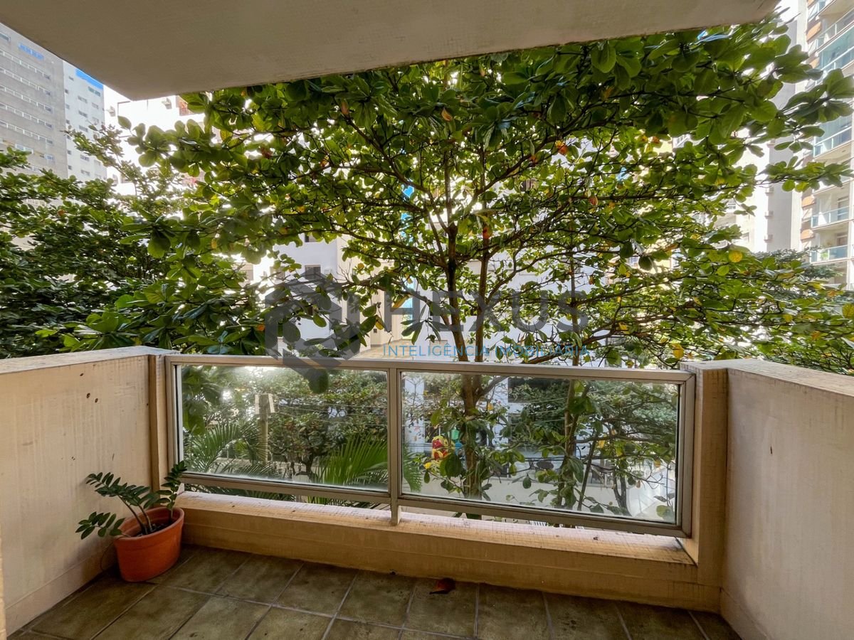 Foto 13 de Apartamento com varanda e lazer a 1 quadra da praia na região da Barra Funda nas Pitangueiras, Guarujá